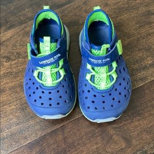 London Fog boys water shoes size 6
